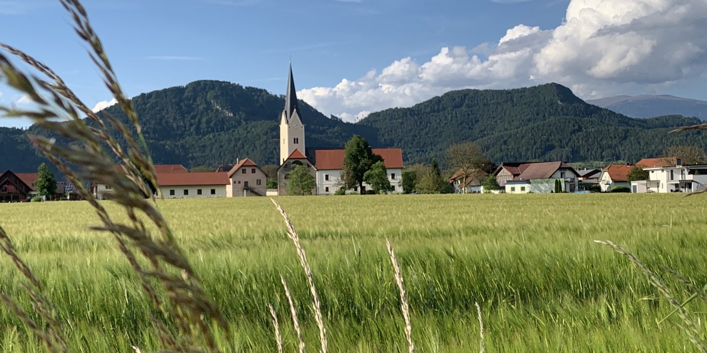 © Foto: Pfarrarchiv Schwabegg-Žvabek, Blick auf die Pfarrkirche - Pogled na farno cerkev 