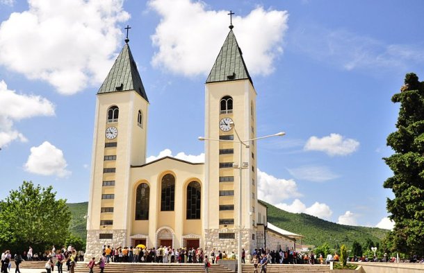 © Foto: https://commons.wikimedia.org/wiki/File:Saint_James_Church_%28St._Jakov%29_Medjugorje.jpg
