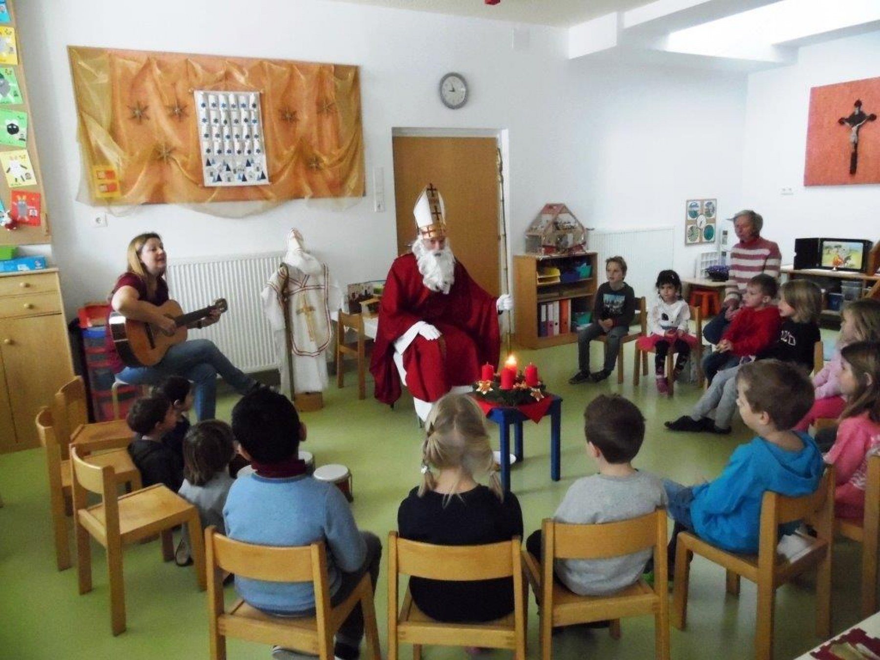 Lieber guter Nikolaus, komm herein in unser Haus…