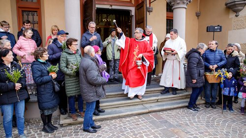 Am <strong>Palmsonntag </strong>füllte sich der Nikolaiplatz: <a  data-cke-saved-href=“https://www.kath-kirche-kaernten.at/pfarren/detail/C3258/palmsonntag156“ href=“https://www.kath-kirche-kaernten.at/pfarren/detail/C3258/palmsonntag156“ target=“_blank“>https://www.kath-kirche-kaernten.at/pfarren/detail/C3258/palmsonntag156</a>.<br />
Foto: © Georg Brandstätter