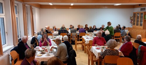 Im Anschluss lud der Sozialkreis zum gemütlichen Beisammensein in den Pfarrsaal (Foto: PAss. Peter Artl)