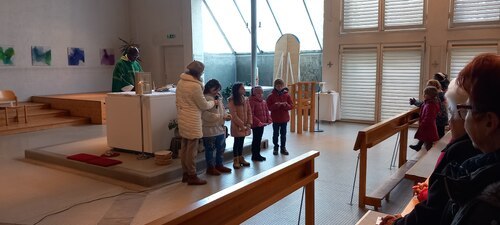 Die Erstkommunionkinder trugen die Fürbitten vor (PAss. Peter Artl)