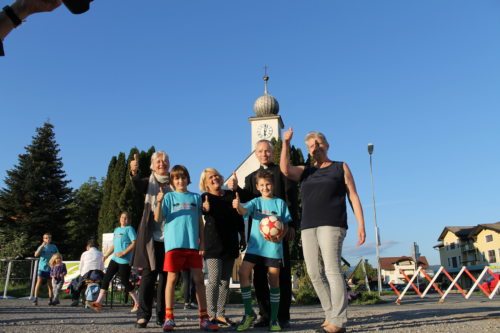 LAbg. Schautzer, Vzbgm. Sandrieser, Dechant Burgstaller und Initiatorin Höhndorf mit der Kirche am Ball - v.l.n.r. (© Foto: Auer/DSG Kärnten)