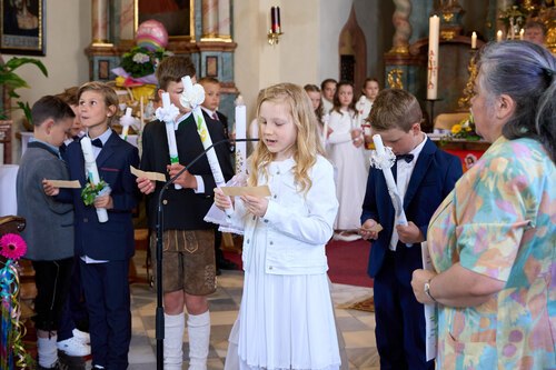 Begrüßung durch die Erstkommunionkinder (C) Caro Lilg