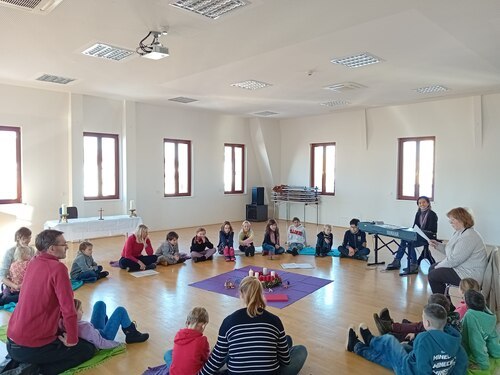 Einmal im Monat wird gemeinsam Kindermesse gefeiert (Laura Brenner)