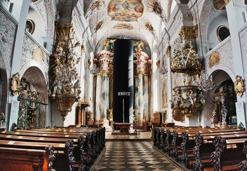 Die diesjährige “Kunst im Dom“ steht unter dem Motto “Jenseits“. (Foto: M. Tavernaro)