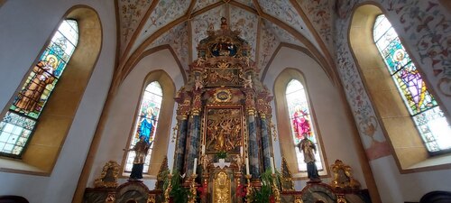 Pfarrkirche St. Stefan - Hochaltar mit den vier Kirchenfenstern. (Bild: P.St.)