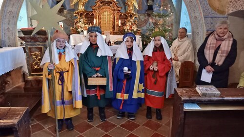 Abschluss der Sternsingeraktion 2024 in der Pfarrkirche Sattendorf<br />
(Foto: Rainer Furlan)