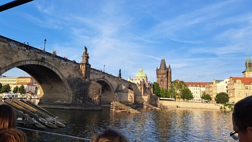 Blick auf die Karlsbrücke vor dem Sonnenuntergang.<br />
Foto: P. Emmanuel-Maria Fitz OFM