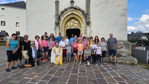 Wandergruppe am Ziel bei der Pfarrkirche Schiefling (Foto: Leonharder Blogspot)