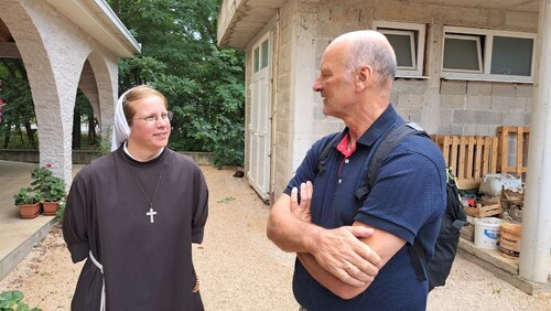 Besuch bei Sr. Kerstin Oswald im Haus der Gemeinschaft Königin des Friedens.<br />
Foto: P. Emmanuel-Maria Fitz OFM