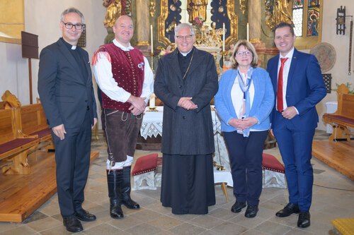 Segnung der erneuerten Glockenanlage der Pfarrkirche durch Ordinariatskanzler Msgr. Dr. Jakob Ibounig, anwesend Janez Moškrič von den Glockenbaufirma aus Slowenien • Blagoslov obnovljenega zvonjenja v farni cerkvi na Suhi, 13.10.2024