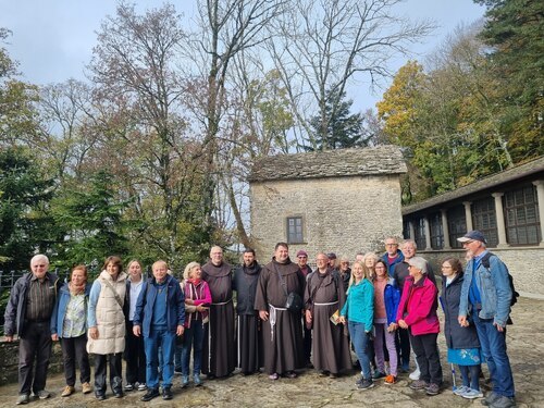 Auf dem Berg La Verna, wo die Gruppe auf P. Aurel aus Albanien treffen und gerade 20 Ordensfrauen ihre feierlichen Gelübde ablegen.<br />
Foto: Monika Dreger