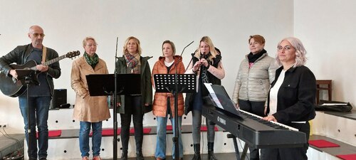 Die Singgruppe KAYAMA umrahmte den Gottesdienst musikalisch! (Foto: PAss. Peter Artl)