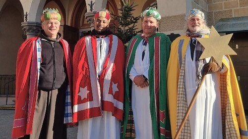 Die Sternsinger waren am Nikolaiplatz präsent. - Foto: © Monika Dreger