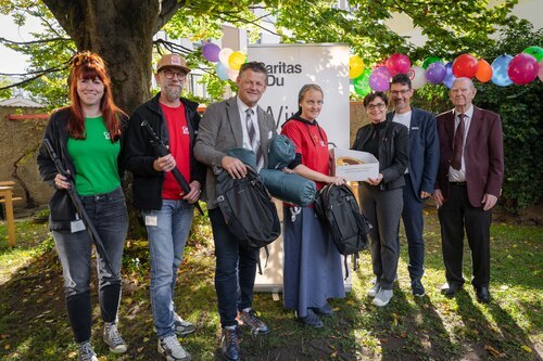 Feierten 40 Jahre Wohnungslosenhilfe: Caritasdirektor Ernst Sandriesser (2. v. re), sein Vor-Vorgänger Viktor Omelko (re), Fachbereichsleiterin Sr. Grete Traußnig (4. v. re), Landesrätin Beate Prettner (3. v. re), Bürgermeister Christian Scheider (3. v. li), und die Sozialarbeiter*innen Martin Göhler und Simone Wulz. Foto: Caritas/Johannes Leitner Feierten 40 Jahre Wohnungslosenhilfe: Caritasdirektor Ernst Sandriesser (2. v. re), sein Vor-Vorgänger Viktor Omelko (re), Fachbereichsleiterin Sr. Grete Traußnig (4. v. re), Landesrätin Beate Prettner (3. v. re), Bürgermeister Christian Scheider (3. v. li), und die Sozialarbeiter*innen Martin Göhler und Simone Wulz. Foto: Caritas/Johannes Leitner