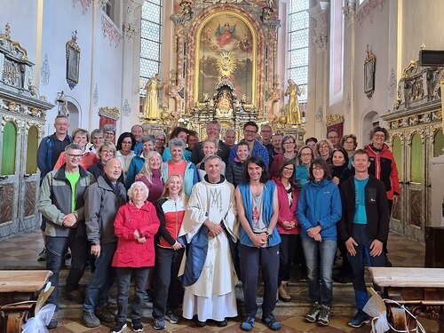 Die große Pilgerschar schloss ihre <strong>Fußwallfahrt </strong>nach <strong>Maria Luggau</strong> mit der hl. Messe in der Basilika Maria Schnee ab: <a  data-cke-saved-href=“https://www.kath-kirche-kaernten.at/pfarren/detail/C3258/mit-den-fuessen-beten3“ href=“https://www.kath-kirche-kaernten.at/pfarren/detail/C3258/mit-den-fuessen-beten3“ target=“_blank“>https://www.kath-kirche-kaernten.at/pfarren/detail/C3258/mit-den-fuessen-beten3</a>. - Foto: © Monika Dreger