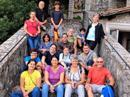 In Greccio gab es genügend Zeit für ein Gruppenfoto während der Pilgerreise nach Assis: <a  data-cke-saved-href=“https://www.kath-kirche-kaernten.at/pfarren/detail/C3258/auf-den-spuren-von-franziskus-unterwegs“ href=“https://www.kath-kirche-kaernten.at/pfarren/detail/C3258/auf-den-spuren-von-franziskus-unterwegs“ target=“_blank“>https://www.kath-kirche-kaernten.at/pfarren/detail/C3258/auf-den-spuren-von-franziskus-unterwegs</a>. - Foto: © P. Emmanuel-Maria Fitz OFM