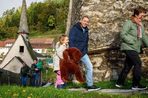 mit den Lieblingsstofftieren zum Gottesdienst<br />
Foto: Anton Wieser