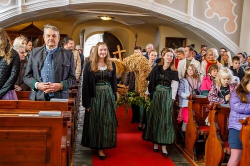 Einzug der Erntekrone<br />
Foto: Anton Wieser