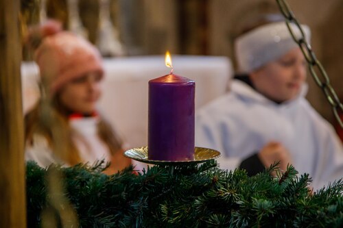 erste Kerze brennt<br />
Foto: Anton Wieser