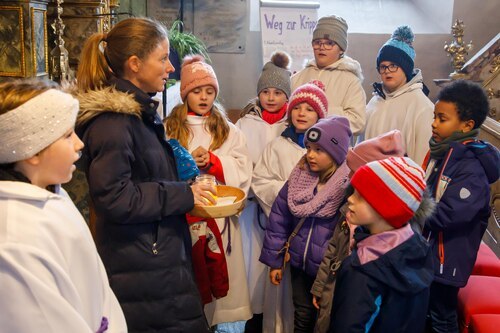 gemeinsam zum Weg zur Krippe<br />
Foto: Anton Wieser