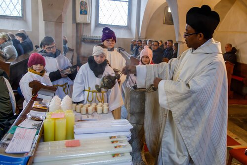 Segnung der Kerzen<br />
Foto: Anton Wieser