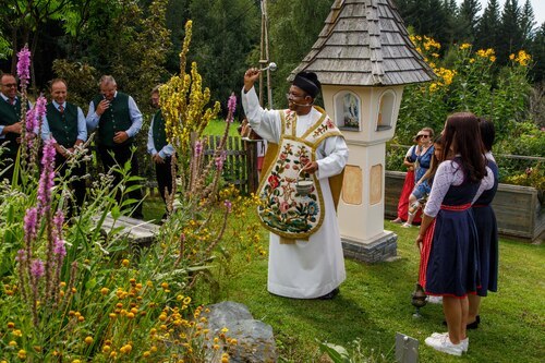 Segnung der Pflanzen im Kräutergarten<br />
Foto: Anton Wieser