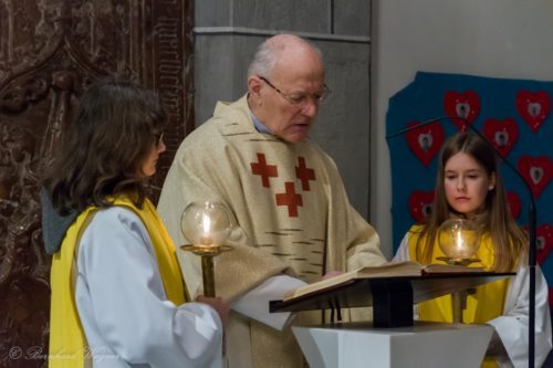 Dechant Mag. Engelbert Hofer bei der Verkündigung des Evangeliums (© Foto: Mag. Bernhard Wagner)