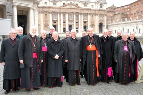 Bischof Alois Schwarz (5. von rechts) im Kreise seiner österreichischen Bischofskollegen vor dem Peterdom in Rom. (© Foto: Kathpress / Wuthe)
