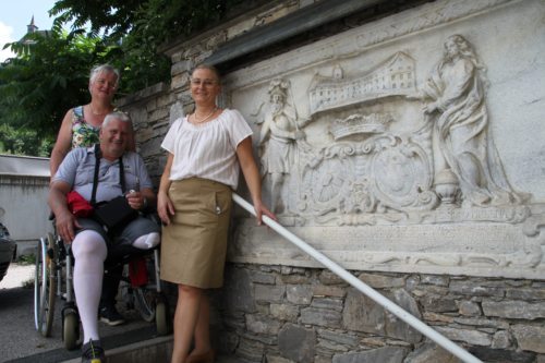 Von links: ADL Evelyn Kaiser, Bewohner Harald Kronlechner und PDL Michaela Bauer (Foto: Caritas Kärnten)