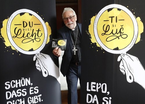 Bischof Marketz präsentiert die Adventkampagne “Du bist Licht/Ti si luč“. Foto: Diözesan-Pressestelle/Eggenberger