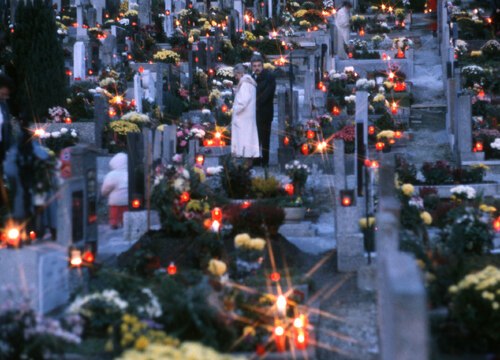 Rund um Allerheiligen und Allerseelen besuchen viele Menschen die Gräber, um ihrer Verstorbenen zu gedenken. Foto: Pressestelle