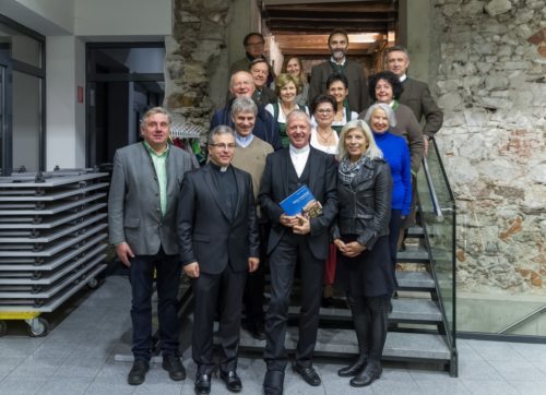 Gruppenfoto beim Stiegenaufgang zum Pfarrcafé (© Foto: Mag. Bernhard Wagner)