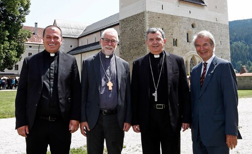 Die gegenseitigen Besuche sind wichtiger Bestandteil der Diözesanpartnerschaft. (Im Bild: Caritasdirektor Šimić, Bischof Marketz, Erzbischof Vukšić und Diözesanpartnerschaftskoordinator Haber, v.l., beim Hemmafest 2022 in Gurk)