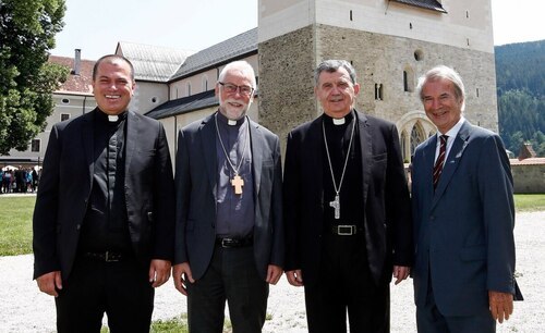 Medsebojni obiski so pomembna stalnica škofijskega partnerstva. (Na sliki: ravnatelj Caritas Šimić, škof Marketz, nadškof Vukšić in koordinator škofijskega partnerstva Haber, z leve ob Heminem prazniku 2022 v Krki)