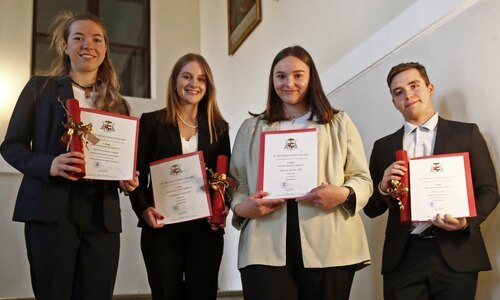 Die Preisträgerinnen und der Preisträger des diesjährigen „Dr. Olaf Colerus-Geldern Preises“: Catharina Rosa Leopold, Magdalena Tomaschitz, Johanna Theresa Weiß und David Lesjak (v.l.). Foto: Diözesan-Pressestelle/Eggenberger