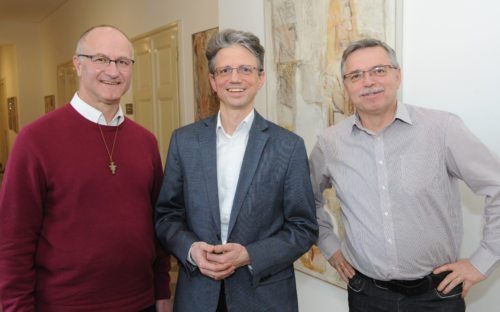 Bischöflicher Referent Rosenzopf-Jank (Mitte) mit dem neuen Herausgeber der Nedelja Krištof (l.) und dem interimistischen DPU-Leiter Lampichler; Foto: Nedelja/Gotthardt