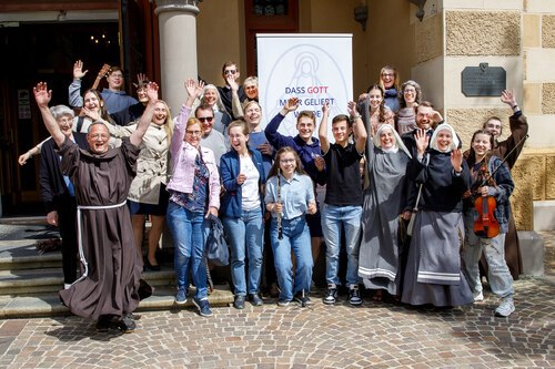 Die “Drei Tage mit Maria“ öffneten viele Herzen in Villach. Siehe dazu: <a href=“https://www.kath-kirche-kaernten.at/pfarren/detail/C3258/freude-als-tueroffner-der-herzen“ target=“_blank“>https://www.kath-kirche-kaernten.at/pfarren/detail/C3258/freude-als-tueroffner-der-herzen</a> und <a href=“https://www.kath-kirche-kaernten.at/pfarren/detail/C3258/aus-der-sicht-der-schwestern“ target=“_blank“>https://www.kath-kirche-kaernten.at/pfarren/detail/C3258/aus-der-sicht-der-schwestern</a> sowie <a href=“https://www.youtube.com/watch?v=CVd1afb_T-Q“ target=“_blank“>https://www.youtube.com/watch?v=CVd1afb_T-Q</a>- Foto: © Georg Brandstätter