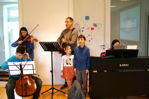 Zwischen den Vorträgen und beim Lobpreis in der Kirche, übernahm Familie Walcher die musikalische Umrahmung.<br />
Foto: P. Emmanuel-Maria Fitz OFM