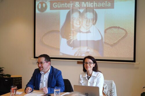 Michaela und Günter Speringer geben ein berührendes Glaubenszeugnis.<br />
Foto: P. Emmanuel-Maria Fitz OFM