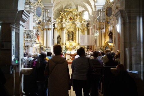 Am Festtag des hl. Antonius von Padua besuchen viele Menschen einer der mehreren Gottesdienste in der Franziskanerkirche und nutzen die Möglichkeit der Beichte.<br />
Foto: P. Emmanuel-Maria Fitz OFM