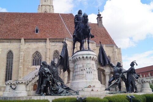 Das Denkmal des Corvinus zeugt bis heute von der Rivalität zwischen Ungarn und Rumänien in Siebenbürgen.<br />
Foto: P. Emmanuel-Maria Fitz OFM
