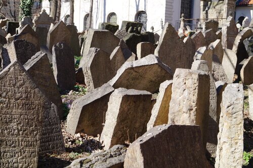 Alter jüdischer Friedhof in Prag<br />
Foto: P. Emmanuel-Maria Fitz OFM