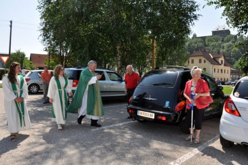 Alle Fahrzeuge auf den Parkplätzen rund um die Kirche wurden gesegnet. (© Foto: Dr. Christiana Potocnik)