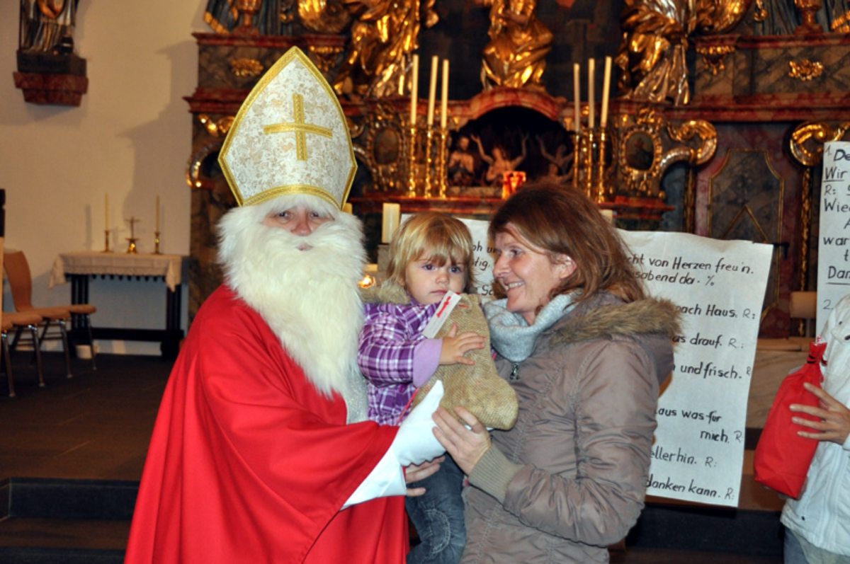 “Der Nikolaus ist hier. Schon klopft er an die Tür”.