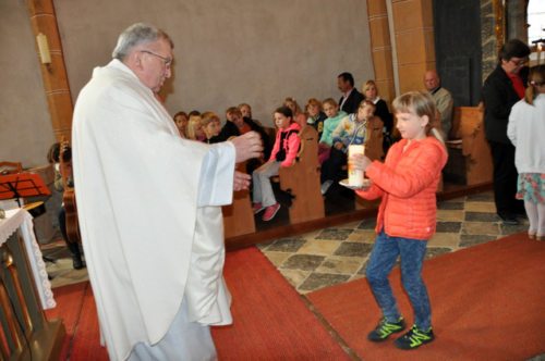 Bei der Gabenprozession bringt Lisa eine Kerze zum Altar. (© Foto: Edith Korak)