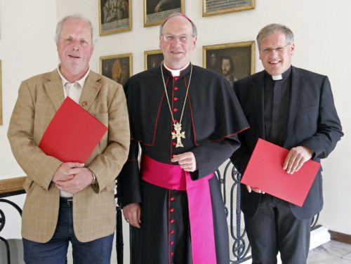 Bischof Schwarz mit den neuen Monsignori Ibounig (r.) und Pacher (© Foto: Pressestelle/Eggenberger)