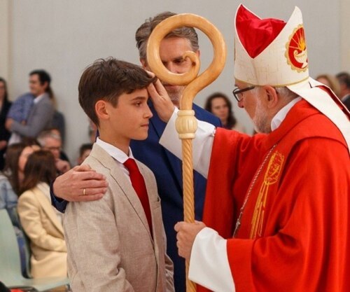 Rund 360 Jugendlichen wird am Pfingstwochenende in Kärnten das Sakrament der Firmung gespendet (im Bild: Bischof Marketz bei der Firmung am 12. Mai 2023 in der Seminarkirche Tanzenberg)