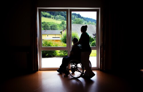 Niemand soll den letzten Weg alleine gehen: Hospizbegleiter*innen sind für sterbende Menschen mit Empathie und Verständnis da. (Foto: Daniel Gollner/Caritas )